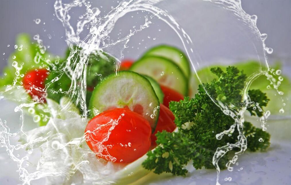Makanan dan air yang sihat adalah elemen penting untuk penurunan berat badan