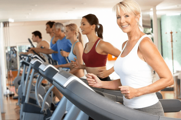 Latihan kardio pada treadmill akan membantu anda menurunkan berat badan di bahagian perut dan sisi