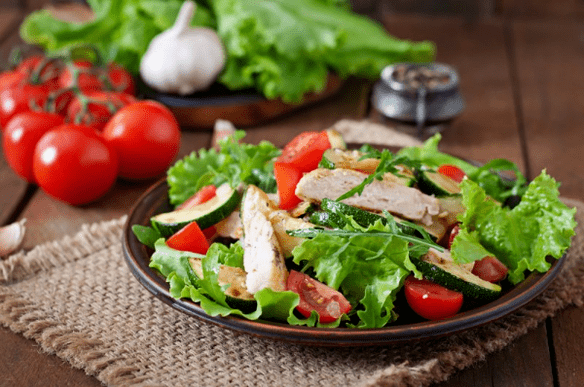 Salad ayam dan sayur-sayuran adalah pilihan yang bagus untuk makan malam ringan selepas bersenam. 